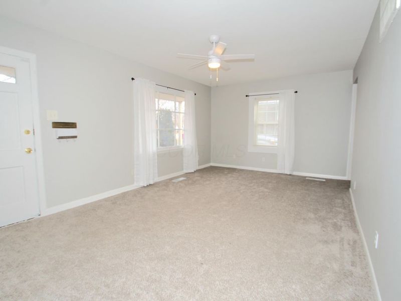 329 Weymouth Lane, Columbus, OH 43228 Photo 6