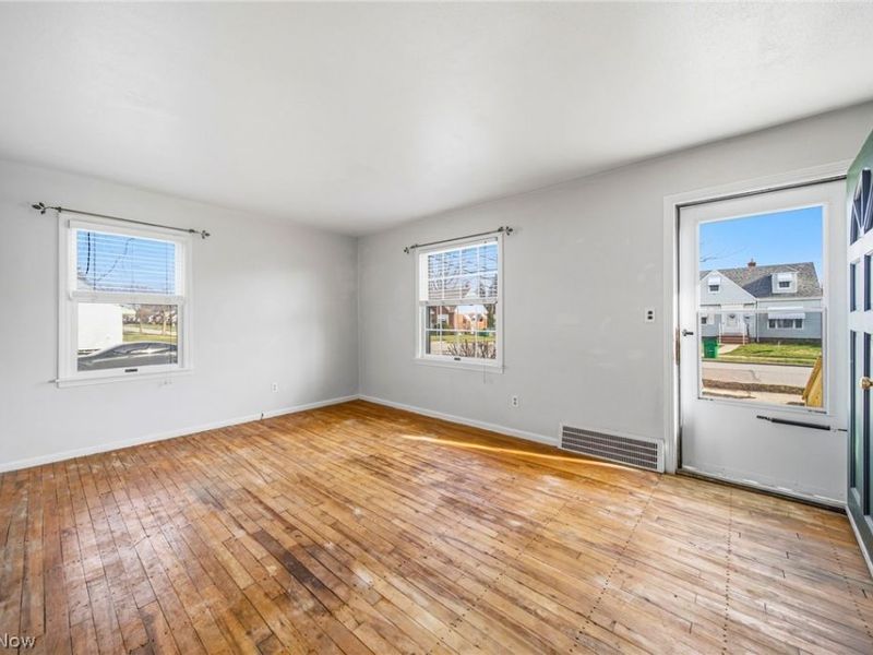 352 E 328th Street, Willowick, OH 44095 Photo 11