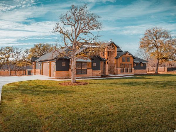 192 Bobby Lynn, Adkins, TX 78101