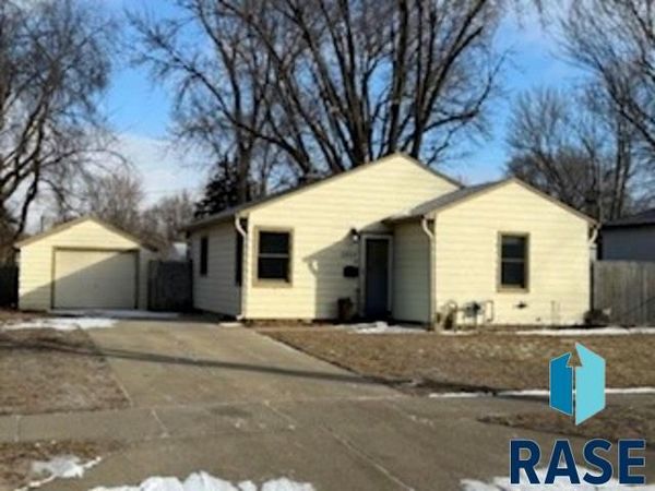 2804 E 19th St, Sioux Falls, SD 57103
