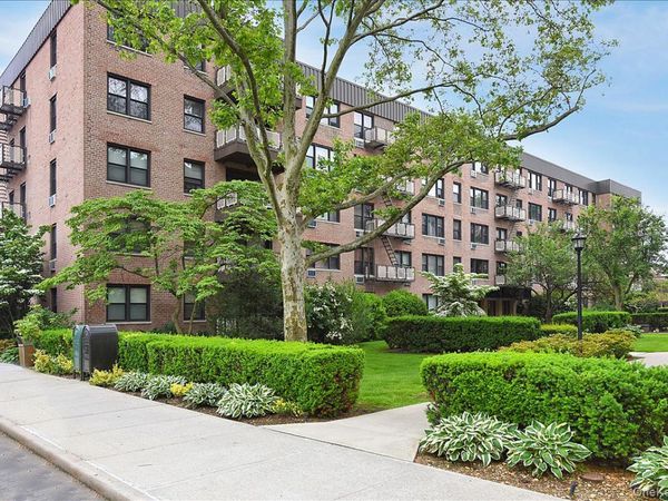 4 Birchwood Court, Unit 4J, Mineola, NY 11501