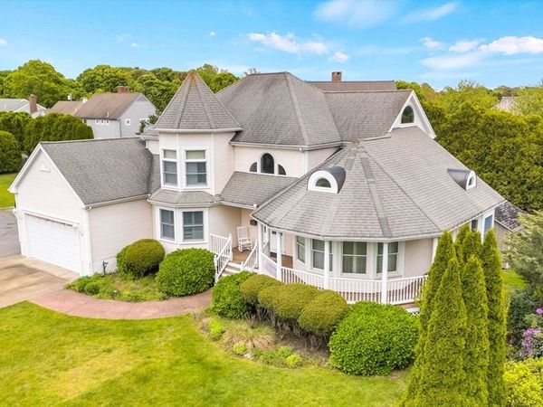 276 Shore St, Falmouth, MA 02540