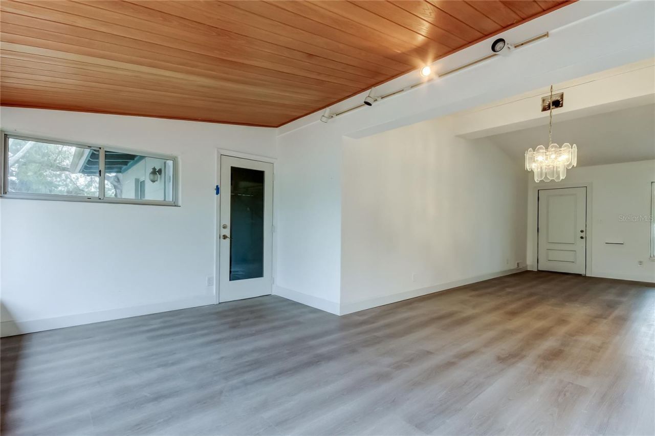 1000 39th Avenue Ne, Saint Petersburg, FL 33703 Photo