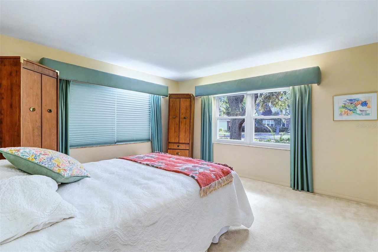 1515 Serpentine Drive S, Saint Petersburg, FL 33705 Photo