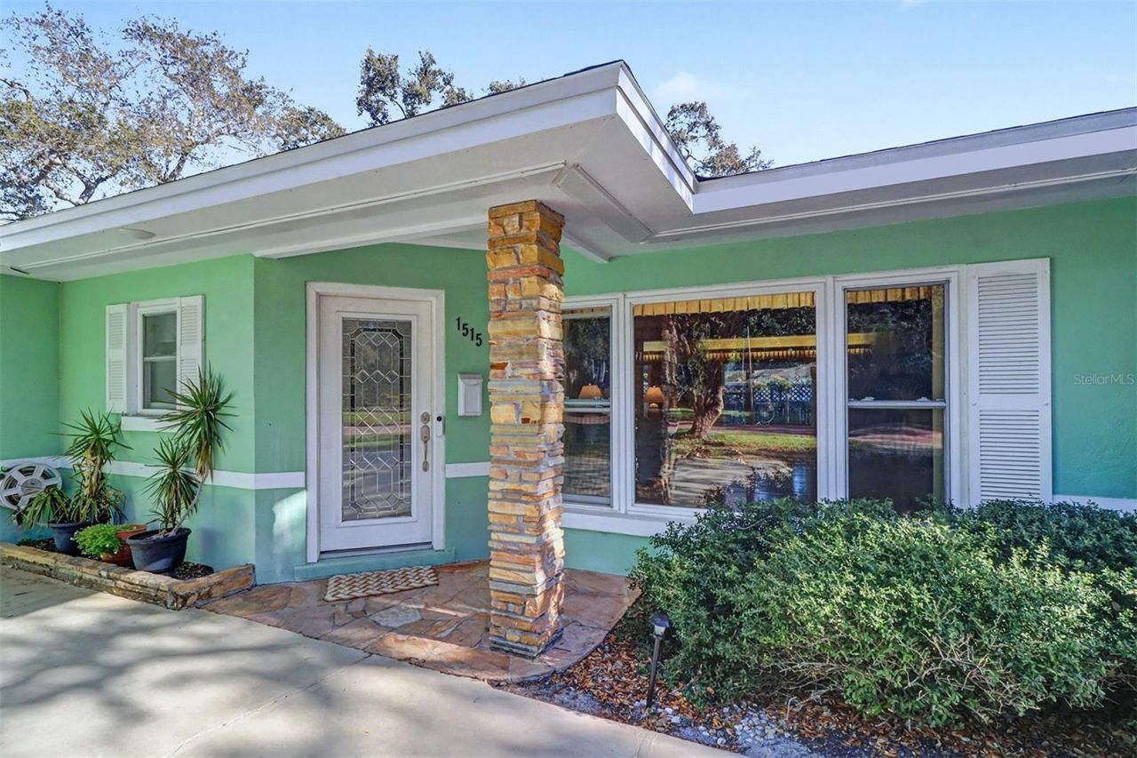 1515 Serpentine Drive S, Saint Petersburg, FL 33705 Photo