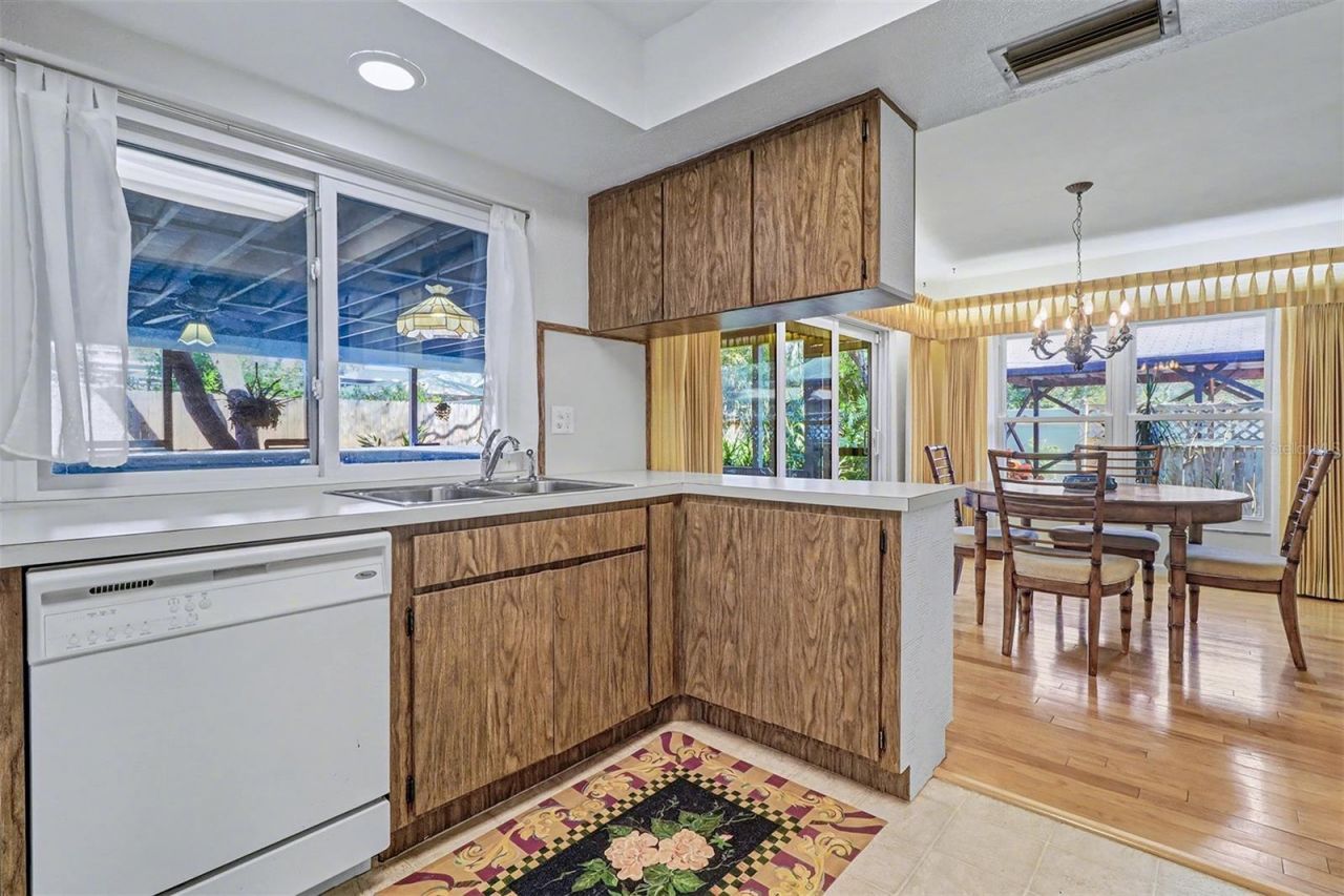 1515 Serpentine Drive S, Saint Petersburg, FL 33705 Photo