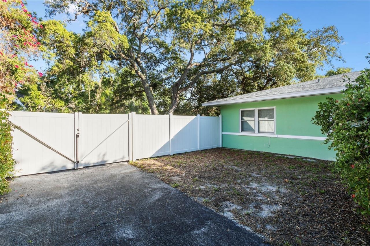 1515 Serpentine Drive S, Saint Petersburg, FL 33705 Photo