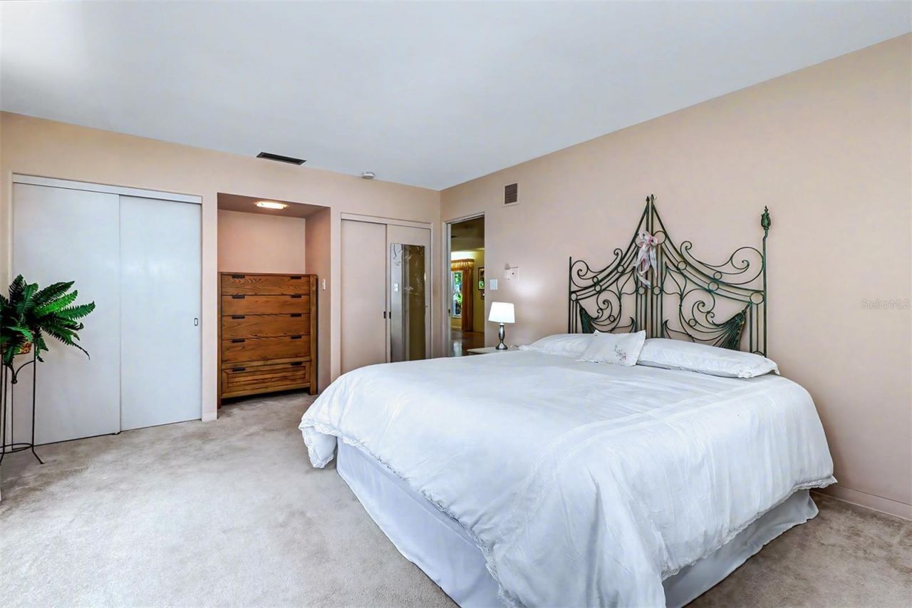 1515 Serpentine Drive S, Saint Petersburg, FL 33705 Photo