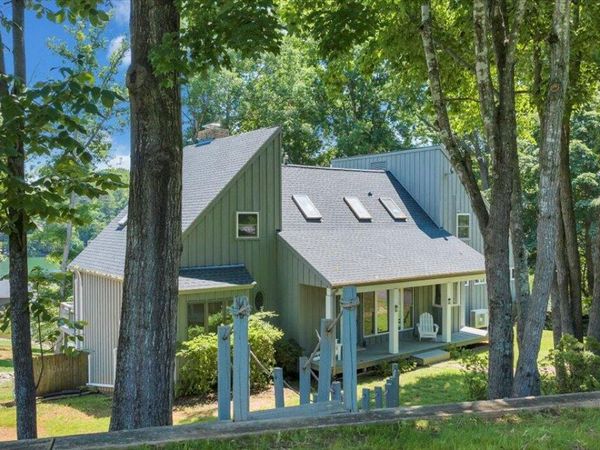 428 Anchor DR , Moneta, VA 24121