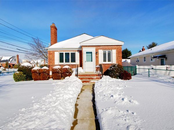 814 Benris Avenue, Franklin Square, NY 11010