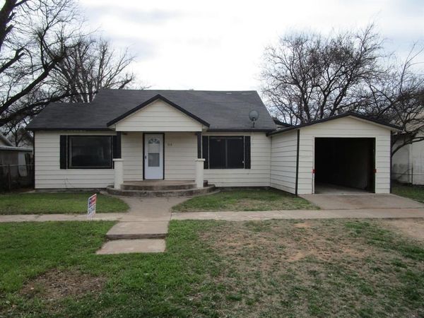 515 W McLain Street, Seymour, TX 76380