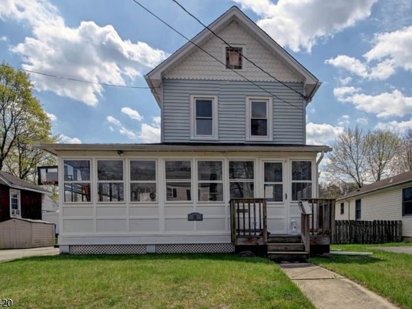 13 Orchard St, Bloomingdale, NJ 07403