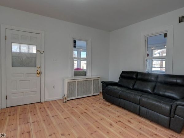 13 Orchard St, Bloomingdale, NJ 07403