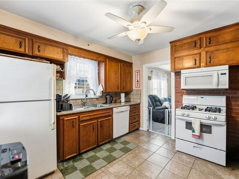 18 E Oakland Boulevard, Struthers, OH 44471 Photo 9