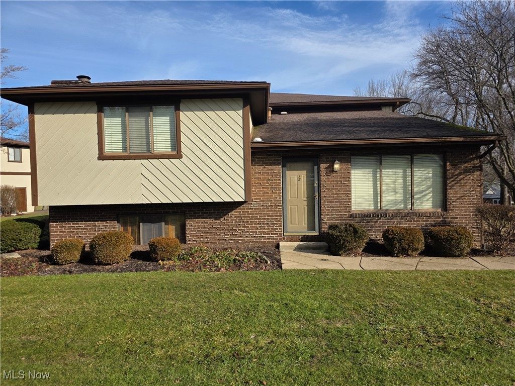 7304 Oakwood Drive, Unit 9, Brookfield, OH 44403 Main Photo