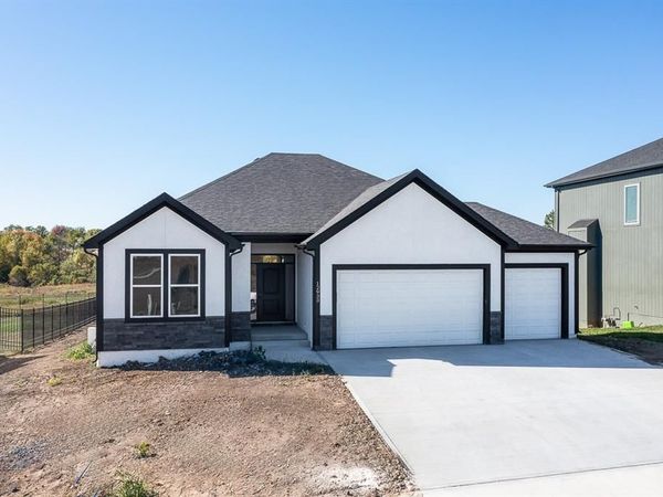 1667 N 156th Street, Basehor, KS 66007