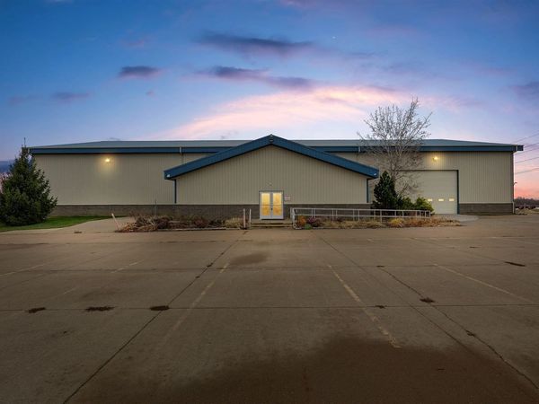 42 Spruce St, Tipton, IA 52772