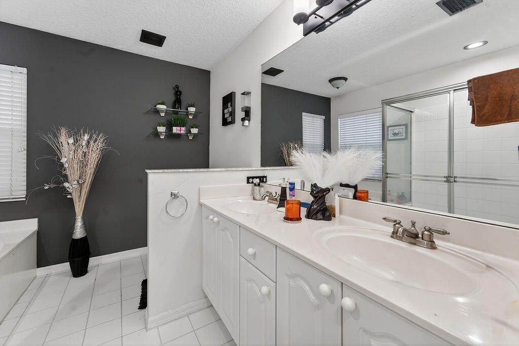 8063 Via Hacienda, Riviera Beach, FL 33418 Photo