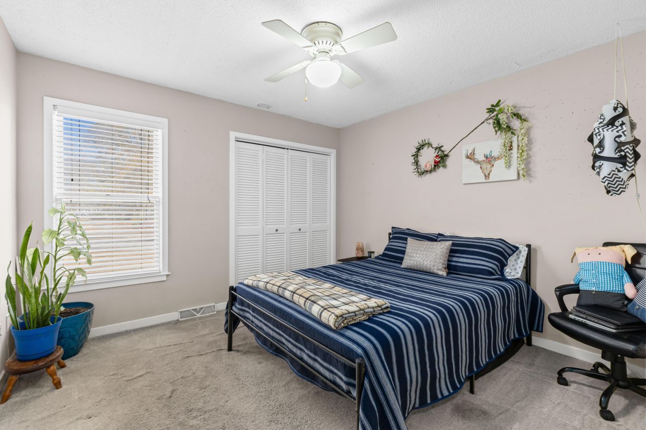 100 Medway Square Photo 18