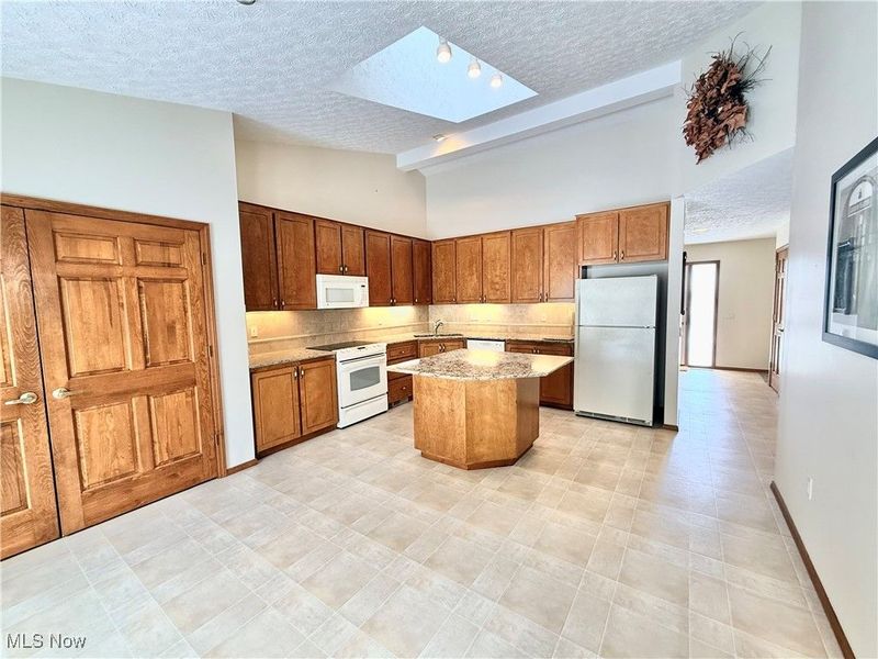 33162 Eagles Glen Court, North Ridgeville, OH 44039 Photo 2