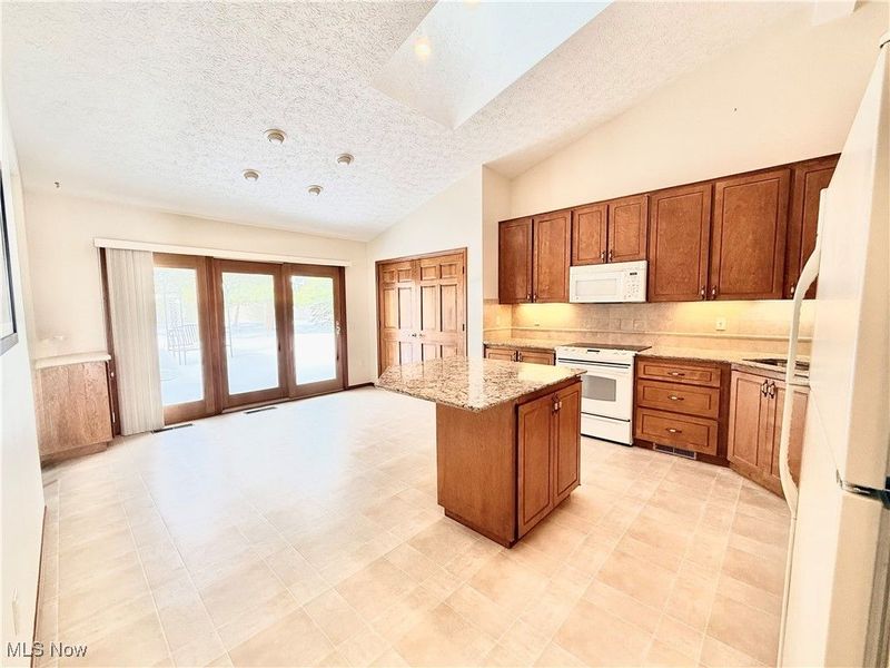 33162 Eagles Glen Court, North Ridgeville, OH 44039 Photo 4