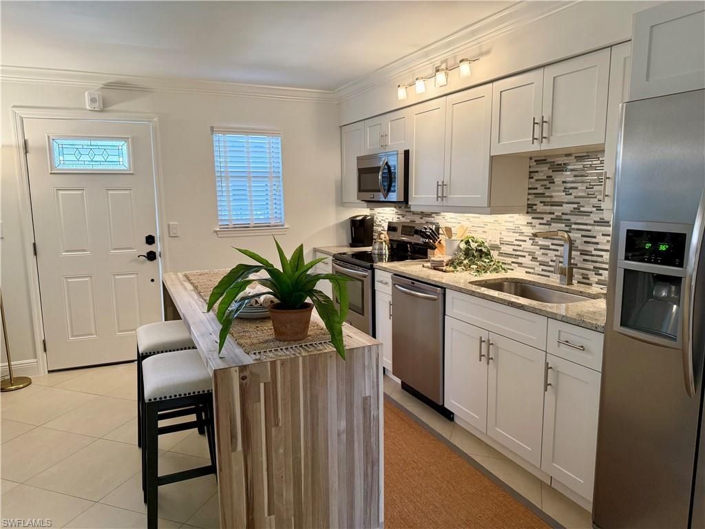 960 7th St S, Unit 202, Naples, FL 34102 Photo