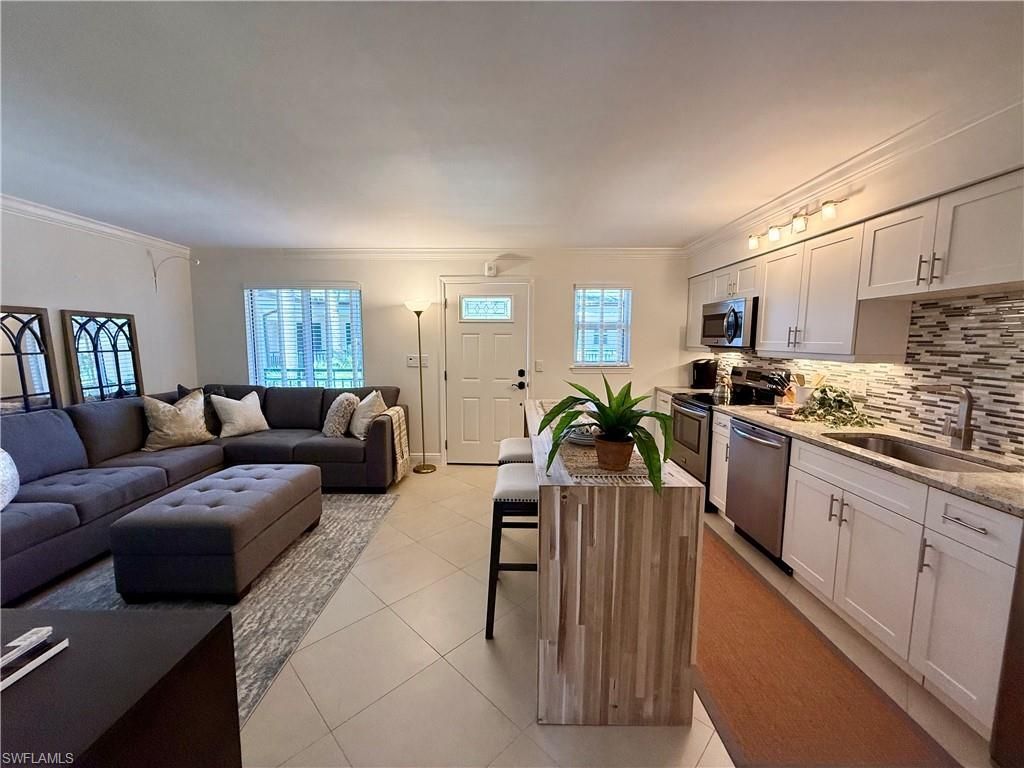 960 7th St S, Unit 202, Naples, FL 34102 Photo