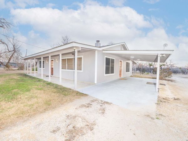 390 W County Road 5719, Devine, TX 78016