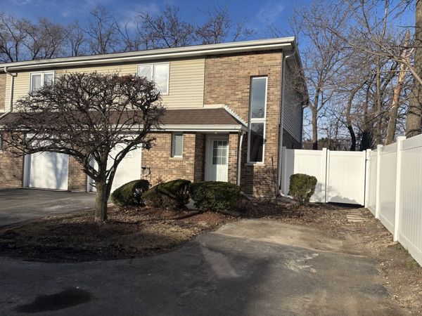 10956 S 76 Avenue, Unit H, Palos Hills, IL 60465
