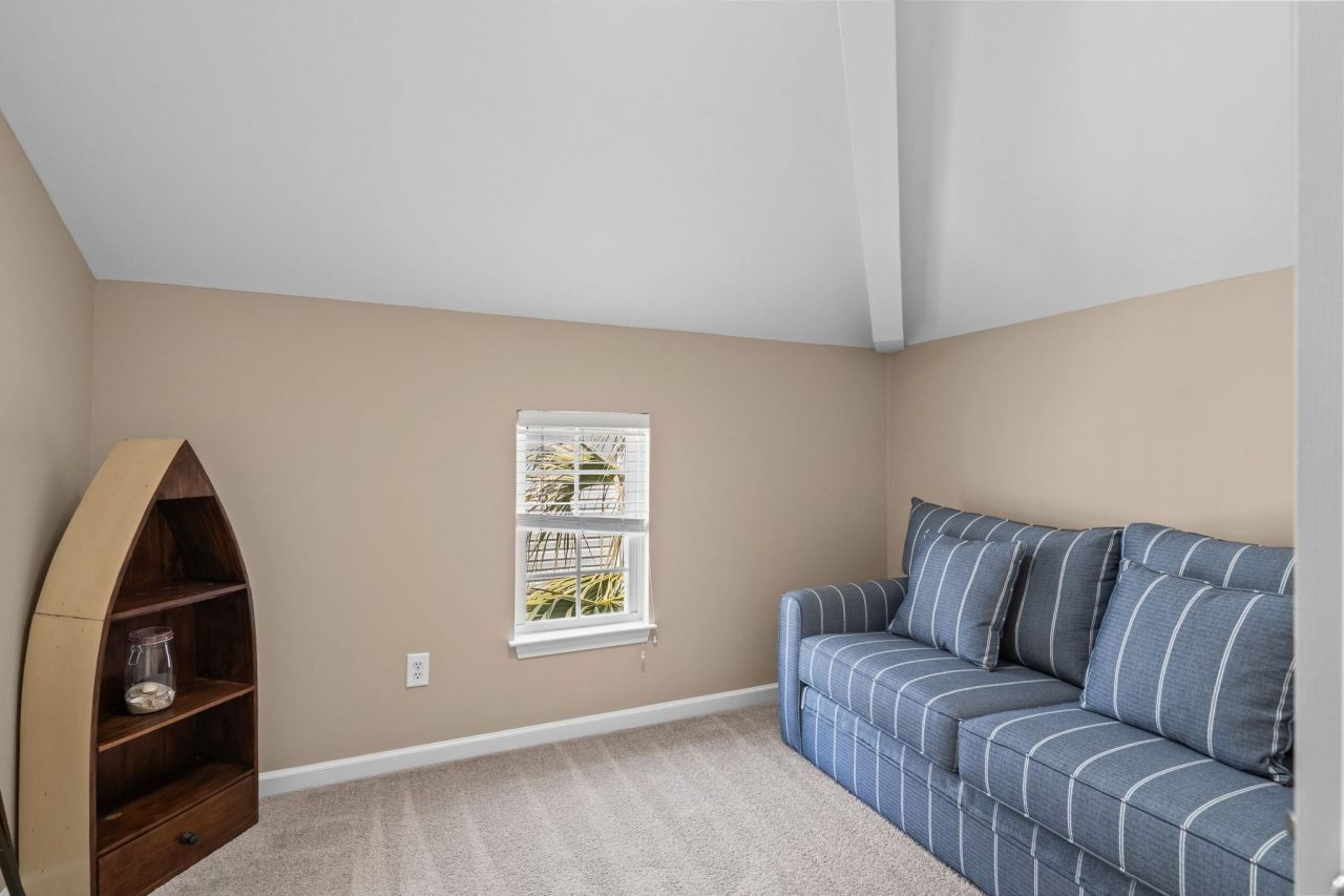 208 Willow Dr. S Photo 13