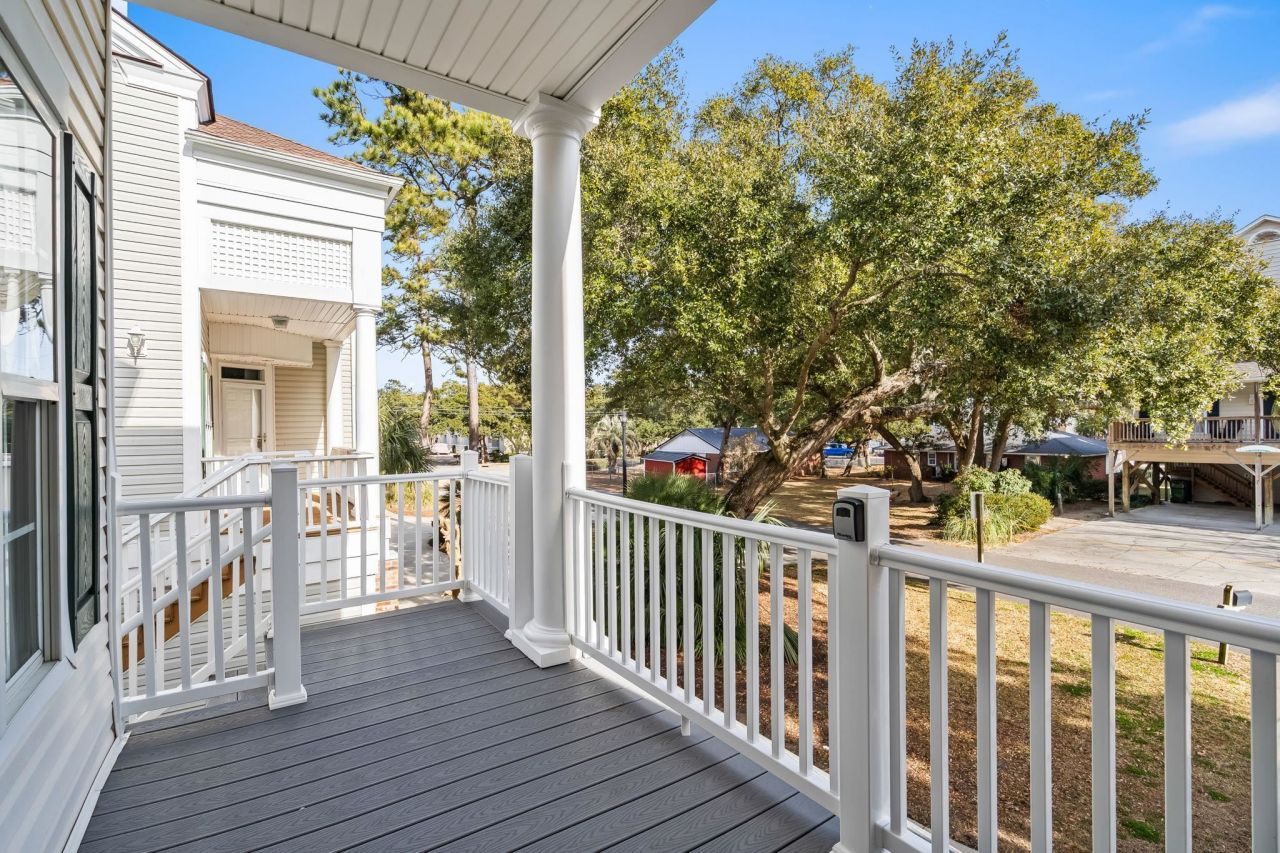 208 Willow Dr. S Photo 2