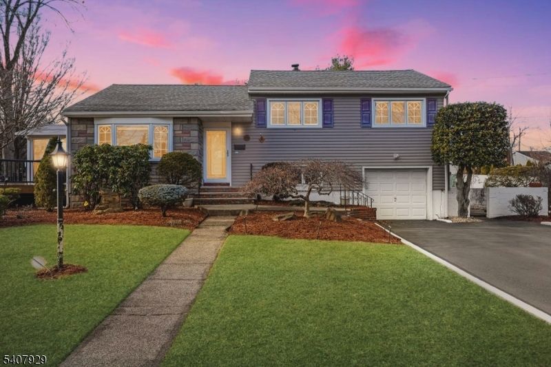 715 Bush Pl, Paramus, NJ 07652 Main Photo