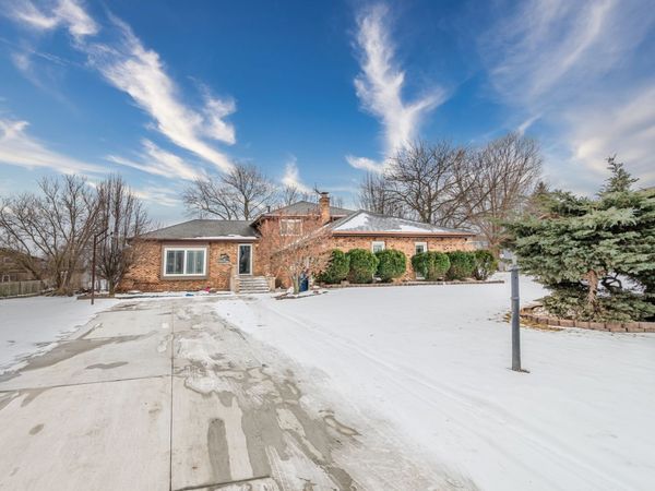 8821 W 100th St Street, Palos Hills, IL 60465