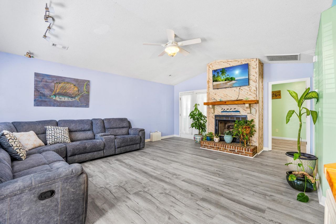 1376 Tranquility Ln. Photo 8