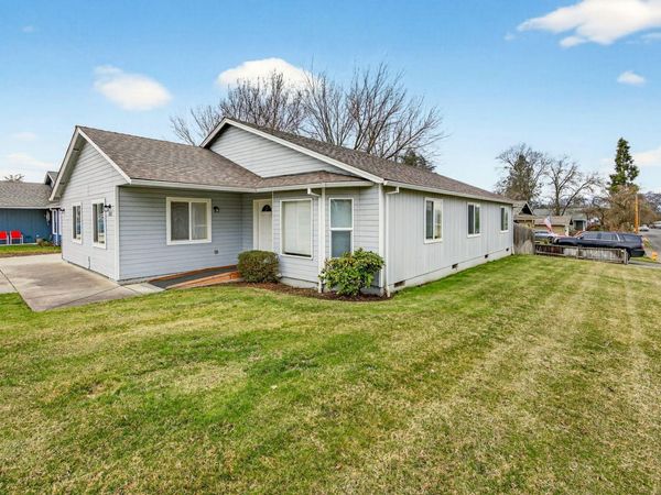 1035 N Keene Way Drive, Medford, OR 97504