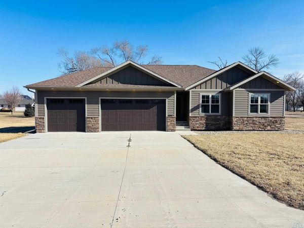 2500 AVENUE B, Hawarden, IA 51023