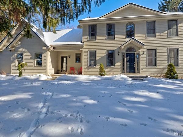 9619 Tree Top Court, Hamburg Twp, MI 48169