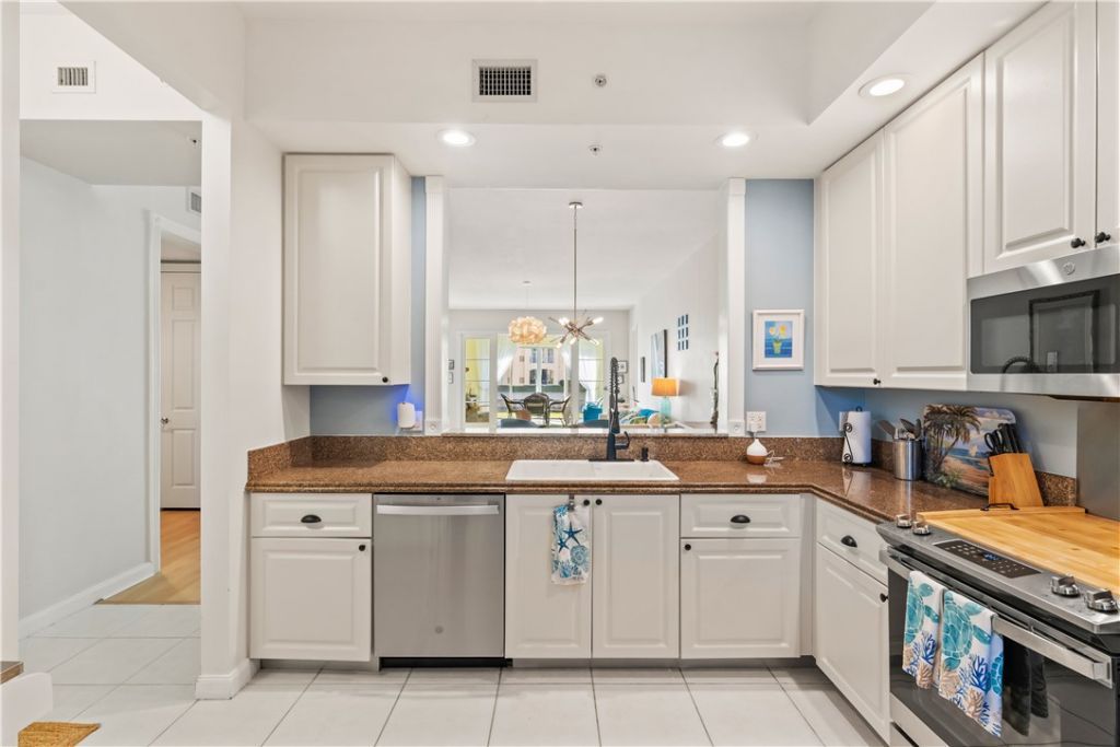 6 Harbour Isle Drive E, Unit 103, Fort Pierce, FL 34949 Photo