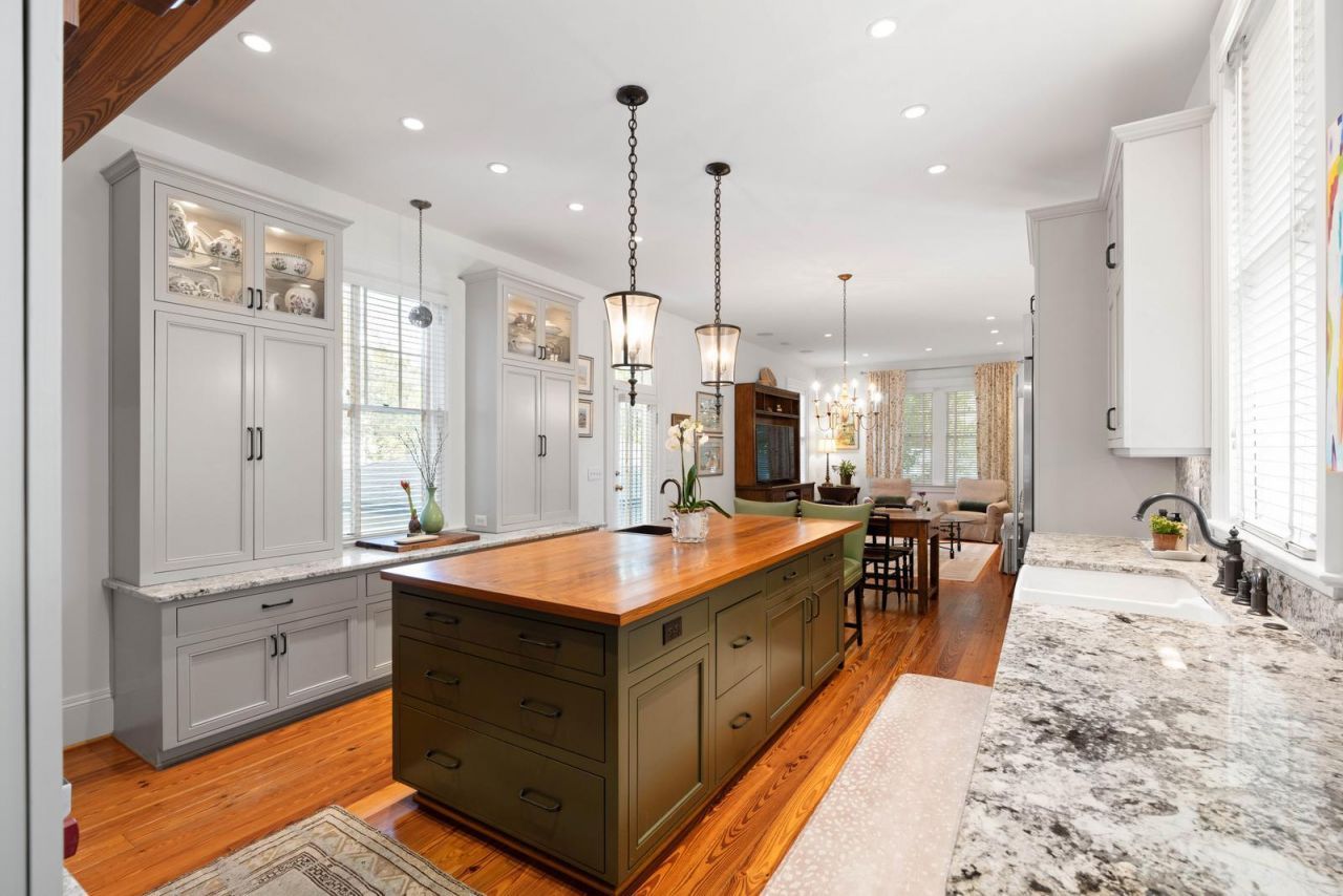 106 S Battery Street Photo 19