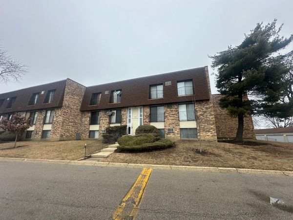 202 S Waters Edge Drive, Unit 102, Glendale Heights, IL 60139