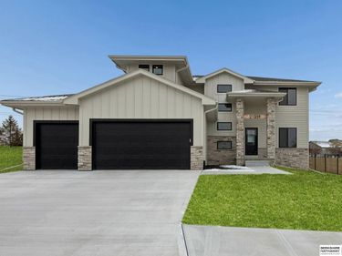 21359 E Circle, Elkhorn, NE 68022