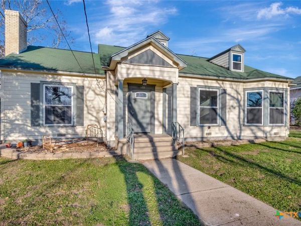 1103 Hopkins Street , Yoakum, TX 77995