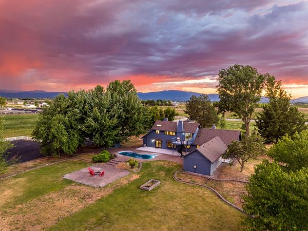 5900 McLoughlin Drive, Central Point, OR 97502