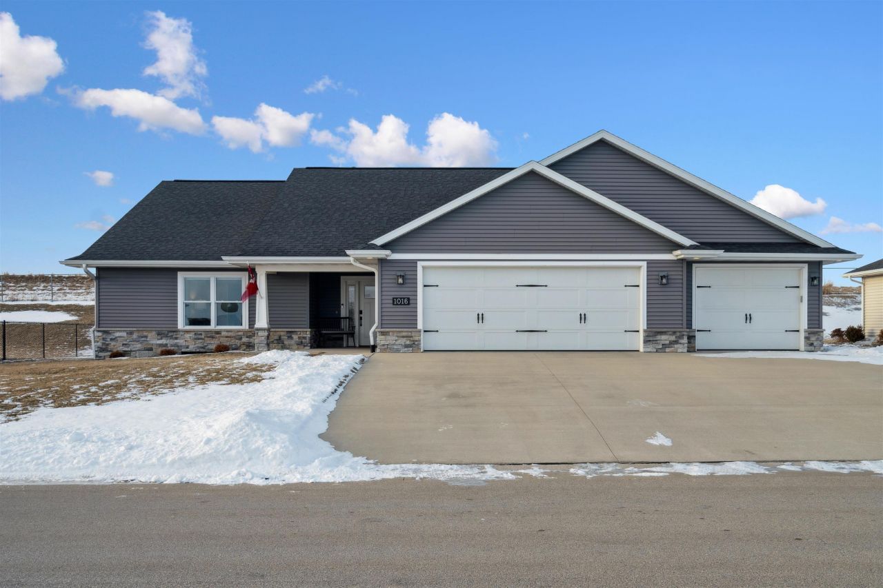 1016 Clare Court Nw, Cascade, IA 52033 Main Photo