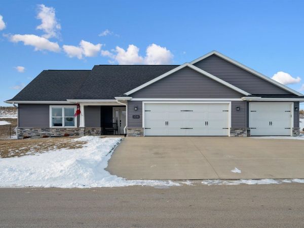 1016 Clare Court NW, Cascade, IA 52033