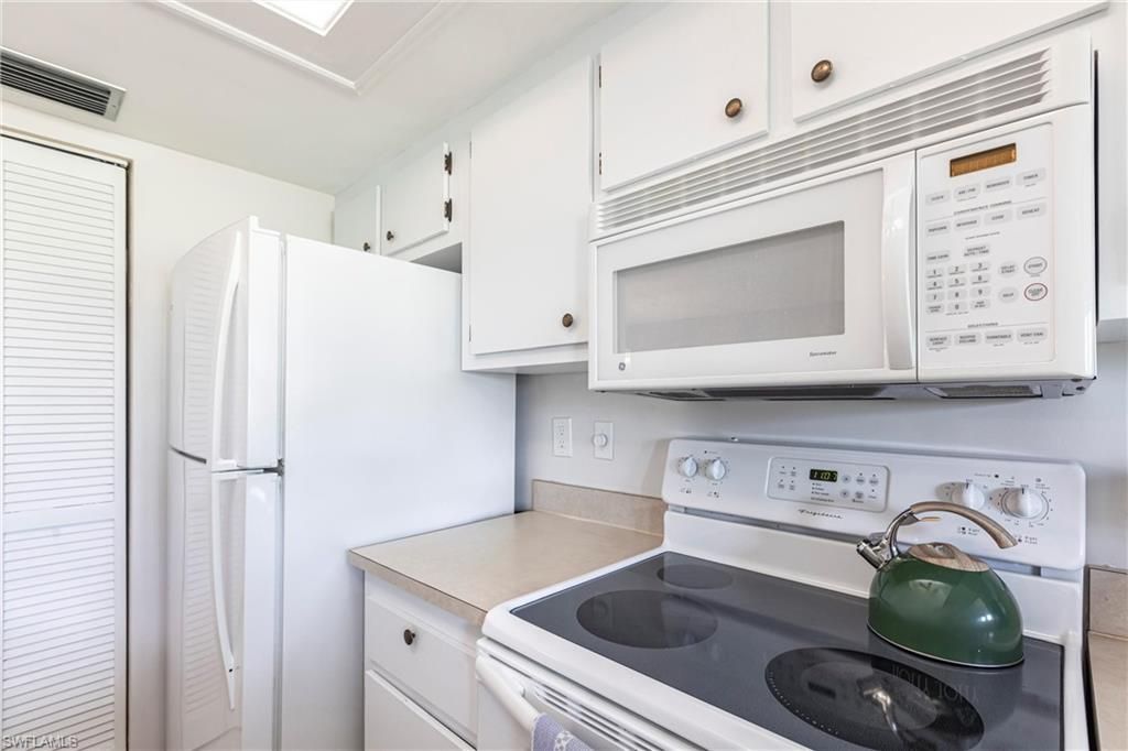 5665 Trailwinds Dr, Unit 615, Fort Myers, FL 33907 Photo