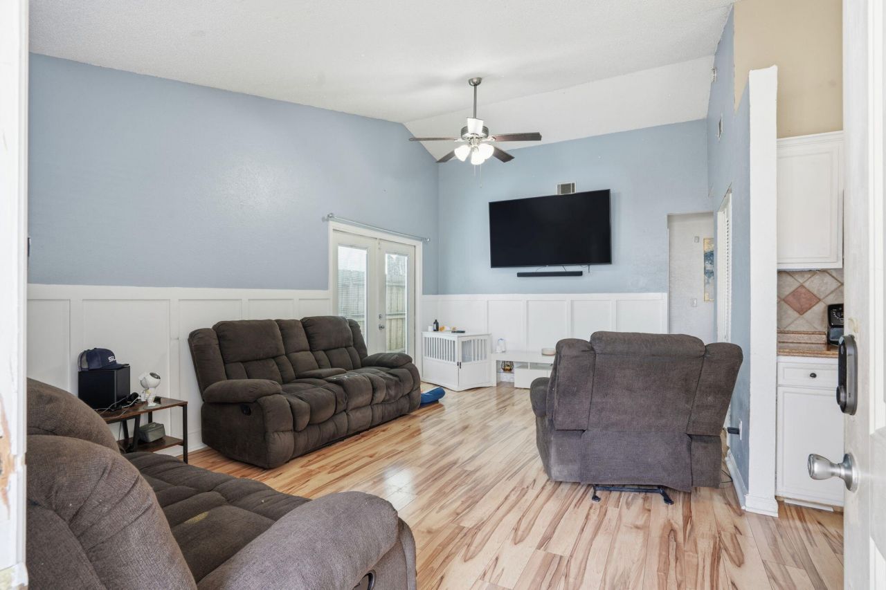 1225 Maryland Drive Photo 3