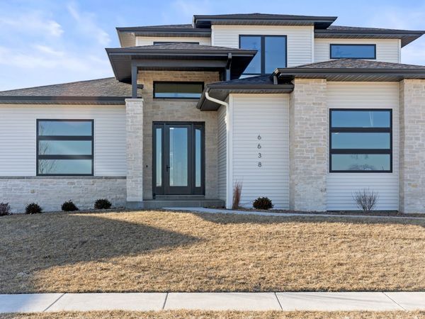 6638 Pelican Street, Bettendorf, IA 52722