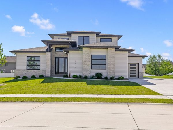 6638 Pelican Street, Bettendorf, IA 52722