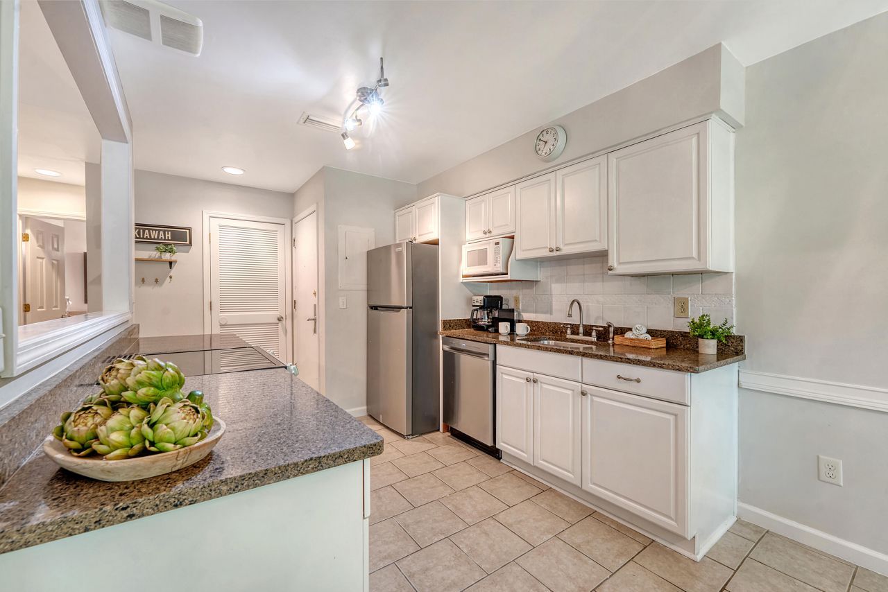 4770 Tennis Club Lane Photo 8